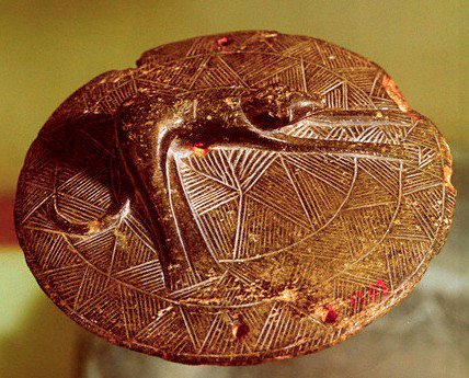 Σκαλιστό καπάκι  από  μινωικό νεκροταφείο του Μόχλου 2500-2200 π.Χ.